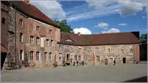 Ziesar. Der Innenhof der Burg Ziesar mit dem gotischen Palas und weiteren Geb�uden. Darin befindet sich ein sehenswertes Museum. 14.05.2019