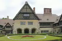 Schloss Cecilienhof (Ort des Potsdamer Abkommen 1945) besucht am 15. Mai 2019.
Das Fotografieren f�r private Zwecke ist mit einer Fotoerlaubnis gestattet, die an der Kasse f�r 3 � erworben wurde. Weitere Information gab es insofern, dass diese Fotoerlaubnis nur f�r Innen g�ltig ist und dann gab es noch ein rotes Armb�ndchen.