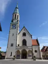 Pleystein, katholische Pfarrkirche St. Sigismund, neugotische dreischiffige Basilika mit Steil- und Pultd�chern, eingezogener, f�nfseitig geschlossener Chor, Flankenturm mit Spitzhelm, erbaut von 1902 bis 1904 von Heinrich Hauberrisser und Joseph Koch (20.05.2018)