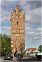 Anklam. Das 32 m hohe Steintor ist das letzte erhaltene Tor der ehemaligen Stadtbefestigung. Im Tor ist ein Museum untergebracht. 05.05.2019