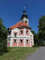 St. Quirin, Wallfahrtskirche St. Quirin, Saalkirche mit Seitenemporen, Walmdach und eingezogenem f�nfseitig geschlossenem Chor. Flankenturm mit Zwiebelhaube, erbaut um 1680 (21.05.2018)