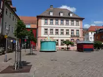 Karlstadt a. Main, Geb�ude der Sparkasse am Marktplatz (26.05.2018)
