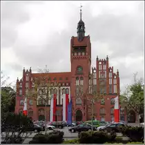 Słupsk (Stolp). Das 1900/01 im neugotischen Backsteinstil erbaute Rathaus besitzt einen 59 Meter hohen Turm. 11.05.2019
