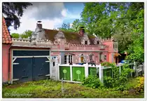 Nein, nicht im M�rchenwald oder im Freizeitpark. Dieses kleine etwas verfallene Schloss liegt am Rande des Naturparks L�neburger Heide. Fr�her einmal diente das Haupthaus (links), als Gastst�tte direkt an der B3.  Eine skurrile  Geschichte dazu,  auf Nachfrage ;-)  Mai 2019