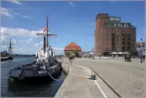Wismar. Szenerie am Alten Hafen mit dem Baumhaus in der Bildmitte und dem Ohlerich-Speicher rechts davon. 05.05.2019