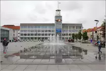 Koszalin (K�slin). Das Rathaus der Stadt wurde nach dem Zweiten Weltkrieg erbaut. Davor reizen Wasserspiele zum Zeitvertreib. 12.05.2019