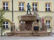 Darłowo (R�genwalde). Vor dem Rathaus wurde 1919 der Hansabrunnen zum Gedenken an die Menschen auf dem Meer aufgestellt. 12.05.2019