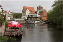 Darłowo (R�genwalde). Das Schloss der pommerschen Herz�ge liegt an der Wipper. Davor erzeugt ein kleines Wasserkraftwerk elektrische Energie. 12.05.2019