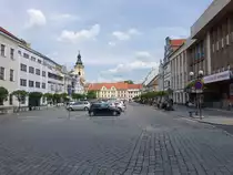 Pisek, Historische und moderne Geb�ude am Hauptplatz Velke Namesti (25.05.2019)