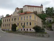 Vimperk, Sose Gymnasium und Schlo�berg von der Pivovarska Stra�e (25.05.2019)