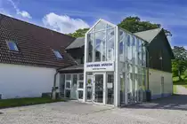 Der Eingang zum Danevirke Museum in Dannewerk westlich von Schleswig. Das Museum liegt unmittelbar am Hauptwall des Danewerks und in kurzem Abstand zu den wichtigsten Bauwerken in der Geschichte dieser fr�hmittelalterlichen Befestigungsanlage.
Das Museum enth�lt eine st�ndige Ausstellung zum Danewerk, das heute Weltkulturerbe ist. Dar�ber hinaus wird in zwei weiteren Ausstellungen die Bedeutung des Danewerks im deutsch-d�nischen Krieg von 1864 sowie die Geschichte der d�nischen Minderheit von 1864 bis in die Gegenwart dokumentiert.
Aufnahme: 27. Mai 2019.