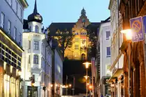 Rathausstra�e in Flensburg. Im Hintergrund ist der Museumsberg Flensburg zu sehen. Aufnahme: 18. Mai 2019.