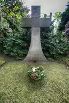 Gedenkst�tte f�r die Toten des Konzentrationslagers Husum-Schwesing auf dem Husumer Ostfriedhof (Kreis Nordfriesland). Das Konzentrationslager Husum-Schwesing (Engelsburg) war eines von �ber 80 Au�enkommandos des 1938 errichteten Konzentrationslagers Neuengamme und bestand in der Zeit vom 26. 9. bis 29. 12. 1944. Es befanden sich 2500 Menschen im Lager, das f�r 400 konzipiert war.
Aufnahme: 31. Mai 2019.