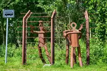 Von Jugendlichen errichtete Skulptur an der KZ-Gedenk- und Begegnungsst�tte Ladelund. Ladelund ist die �lteste KZ-Gedenkst�tte Schleswig-Holsteins und eine der �ltesten in Deutschland.
Aufnahme: 2. Juni 2019.