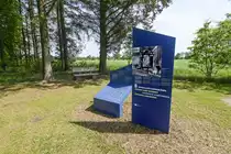 Gedenktafel an der ehemaligen Lagergel�nde des KZ-Au�enlagers Ladelund. Die meisten H�ftlinge waren nach der KZ-Systematik als �Politische� klassifiziert und stammten aus ganz Europa. Sie waren als Widerstandsk�mpfer, Geiseln oder Zwangsarbeiter verhaftet worden. Die gr��te Gruppe stammte aus den Niederlanden; viele kamen aus dem Dorf Putten. Dort waren mehr als 600 niederl�ndische M�nner im Alter ab 17 Jahren aufw�rts im Rahmen einer Strafaktion im Namen des deutschen Wehrmachtsbefehlshabers in Oktober 1944 in Putten festgenommen worden. Die Razzia war eine �Vergeltungsaktion�, nachdem Widerstandsk�mpfer in der N�he von Putten einen Anschlag auf einen Gel�ndewagen der Wehrmacht durchgef�hrt hatten.
Aufnahme: 2. Juni 2019.