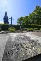 Gedenktafel an der St.-Petri-Kirche in Ladelund (Kreis Nordfriesland). Die Grabanlage in LAdelund wurde w�rdevoll hergerichtet und bereits ab 1950 zum Ausgangs- und Mittelpunkt des Gedenkens und internationaler Begegnungen.
Aufnahme: 2. Juni 2019.