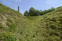 Ein Teil des �Friesenwalls� bei Ladelund (Kreis Nordfriesland). Der Begriff Friesenwall kennzeichnet eine projektierte, aber nur teilweise vollendete Wehranlage an der deutschen Nordseek�ste, die gegen Ende des Zweiten Weltkriegs erstellt werden sollte. Der Plan der Anlage entsprang der Angst der deutschen F�hrung vor einer Invasion an der Nordseek�ste. Beim Bau wurden etwa 25.000 Arbeiter eingesetzt, von denen mehrere Hundert zu Tode kamen.
Aufnahme: 2. Juni 2019.