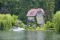 Wohnhaus am Kalksee in Woltersdorf von der Schleusebr�cke aus gesehen. Aufnahme: 10. Juni 2019.