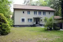 Das ehemalige Wohnhaus von Egon Kranz am Bussardweg in der Waldsiedlung Wandlitz bei Bernau n�rdlich von Berlin. Krenz war vom 17. Oktober bis zum 6. Dezember 1989 als Nachfolger Erich Honeckers SED-Generalsekret�r und Staatsratsvorsitzender der DDR. 
Aufnahme: 9. Juni 2019.