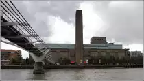 London. In der fr�heren Bankside Power Station ist seit 2000 die Tate Gallery of Modern Art, kurz Tate Modern, untergebracht. Die im selben Jahr er�ffnete Millenium Bridge f�hrt �ber die Themse Richtung St. Paul's Cathedral. 09.06.2019