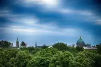 Blick auf Berlin Mitte vom Aussichtsturm an der �Gedenkst�tte Berliner Mauer� in Gesundbrunnen. Die B�ume im Vordergrund stehen auf dem St. Elisabeth Friedhof. Aufnahme: 8. Juni 2019.
