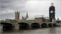 London. Hinter der Westminster Bridge sind die in der Sanierung befindlichen Houses of Parliament zu sehen, rechts der einger�stete Big Ben. 06.06.2019