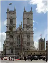 London. Die Westminster Abbey geht in ihrer heutigen Form auf das Jahr 1245 zur�ck, bereits 960 entstand ein Vorg�ngerbau. Hier ist die Westfassade zu sehen. Am rechten Bildrand ist der Victoria Tower des Parlaments zu sehen. 08.06.2019