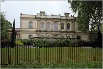 London. Die Veneto Villa ist eine der sechs Quinlan Terry's Regent's Park villas, die zwischen 1988 und 2004 in einer Ecke des Regent's Park erbaut wurden. Eine Bootsfahrt auf dem Regent's Canal bietet einen Blick vom Wasser auf die Geb�ude. 10.06.2019