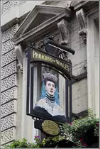 London. In der Villiers Street gibt es das Pub 'Princess of Wales', dessen Wirtshausschild hier zu sehen ist. 08.06.2019