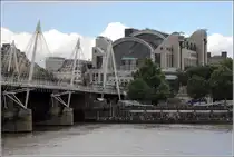 London. Ein Teil des 1864 er�ffneten Charing Cross Bahnhofs ist seit 1990 von einem B�rogeb�ude umbaut. Die von S�den kommenden Gleise werden auf der Hungerford Bridge �ber die Themse geleitet. Die Br�cke wird seit 2002 von den Jubilee Bridges erg�nzt, die auf beiden Seiten als Fu�g�ngerbr�cken angebaut wurden. 08.06.2019