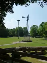 Freiburg-Mundenhof, Tiergehege f�r Nutztierrassen, mit Wasserf�rderanlage durch Windkraft, Juni 2014