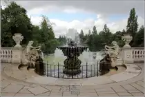 London. Blick aus den formalen Italian Gardens auf das Long Water der ansonsten als Landschaftsgarten gestalteten Kensington Gardens. 11.06.2019