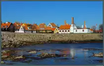 Bunte Fachwerkh�user am Hafen von Gudhjem. (23.04.2019)