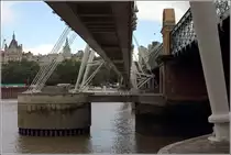 London. Die Golden Jubilee Bridges sind zwei Fu�g�ngerbr�cken, die seit 2002 die Hungerford-Eisenbahnbr�cke an beiden Seiten erg�nzen. Im Bild ist die westliche der beiden Br�cken zu sehen. 06.06.2019