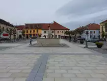 Kaplice, historische H�user und Brunnen am Hauptplatz Namesti (27.05.2019)