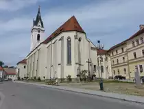 Trebon, Pfarrkirche St. �gidius, zweischiffige Hallenkirche, erbaut im 12. Jahrhundert (27.05.2019)