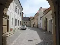 Trebon, Blick durch das Schlo�tor in die Krcinova Stra�e (27.05.2019)