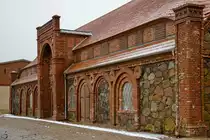 F�r den Bau der Stallungen des Schlosses in Kartlow wurden neben Ziegel- auch Feldsteine verwendet. (Dezember 2014)