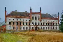 Das Schloss Broock ist ein 1770 fertiggestelltes Herrenhaus im  holl�ndischen Stil . Die wertvolle Einrichtung wurde nach 1945 gepl�ndert. Sp�ter wurden Wohnungen, ein Konsum, eine Schule und das B�ro der Gemeindeverwaltung dort eingerichtet. Seit den 70er Jahren steht das Geb�ude leer und ist somit seinem unr�hmlichen Schicksal �berlassen. Es gibt jedoch Bestrebungen die gesamte Gutsanlage zu sanieren. Das Bild entstand Ende Dezember 2014.