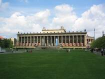 Das Alte Museum, beim Lustgarten gelegen. Es ist das �lteste Museum Berlins und wurde von Schinkel gebaut. Die Vorhalle wird von 18 ionischen S�ulen getragen. Die Inschrift dar�ber soll dem Studium des Altertums und der sch�nen K�nste gewidmet sein.