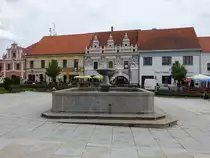 Bechyne, Brunnen und Geb�ude am Hauptplatz Masaryka Namesti (27.05.2019)