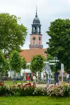Blick auf die Demonstrantenkirche in Friedrichstadt. Friedrichstadt wurde 1621 durch den gottorfschen Herzog Friedrich III. gegr�ndet. Der Herzog zielte auf die Errichtung einer Handelsmetropole und holte dazu niederl�ndische B�rger, besonders die verfolgten Remonstranten, an den Ort und gew�hrte ihnen Religionsfreiheit. Infolge dieser Ma�nahme siedelten sich auch Mitglieder vieler anderer Religionsgemeinschaften in Friedrichstadt an, so dass der Ort als �Stadt der Toleranz� galt. Heute sind noch f�nf Religionsgemeinschaften aktiv. Aufnahme: 9. Juli 2019.