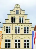 Giebel am Markt 21 in Friedrichstadt (Kreis Nordfriesland). Aufnahme: 9. Juli 2019.