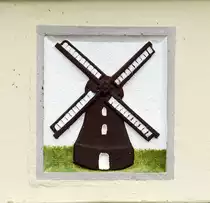 Bild einer M�hle am Wohnhaus eines M�llers am Markt in Friedrichstadt. Aufnahme: 9. Juli 2019.