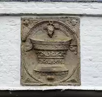 Hinweis auf den Beruf als Weinh�ndler am Paludanushaus in Friedrichstadt.  Von vielen H�usern, die im Ersten Schlesischen Krieg in 1850 zerst�rt wurden, blieben die Hausmarken erhalten und schm�cken nun den Neubau. Aufnahme: 9. Juli 2019.