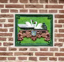 Auffallendes Merkmal vieler Bauten Friedrichstadts sind die Hausmarken oder Gevelstene, oft farbig gefasste Reliefs �ber der Eingangst�r, die einen Hinweis auf die ehemaligen Erbauer oder Bewohner geben und oft noch aus der Zeit der Stadtgr�ndung stammen. Aufnahme: 9. Juli 2019.