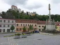Vranov nad Dyj�, Pests�ule am Marktplatz, an den Ecken hl. Sebastian, Rochus, Florian und Joh. von Nepomuk nach Gel�bde infolge der Pest von 1680 (29.05.2019)