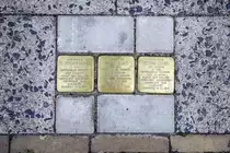�Stolpersteine� vor der ehemaligen Synagoge in Friedrichstadt. Aufnahme: 9. Juli 2019.