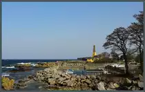 Der Kampel�kken Havn dient als Sportboothafen von Allinge. Im Hintergrund eine der markanten Fischr�uchereien. (23.04.2019)