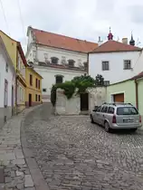 Znojmo, St. Michael Kirche und H�user in der Vesela Stra�e (29.05.2019)